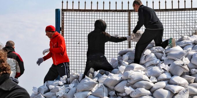 Freiwillige bauen in Odessa eine Wand aus Sandsäcken zum Schutz vor Schüssen und Schrapnellen. ukraine-krieg