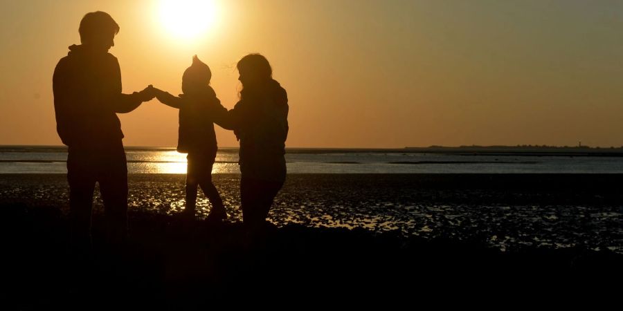 Zusammen am Meer. Der Ferienzuschuss soll möglichst vielen einkommensschwachen Familien dabei helfen, einen unbeschwerten Urlaub zu erleben.