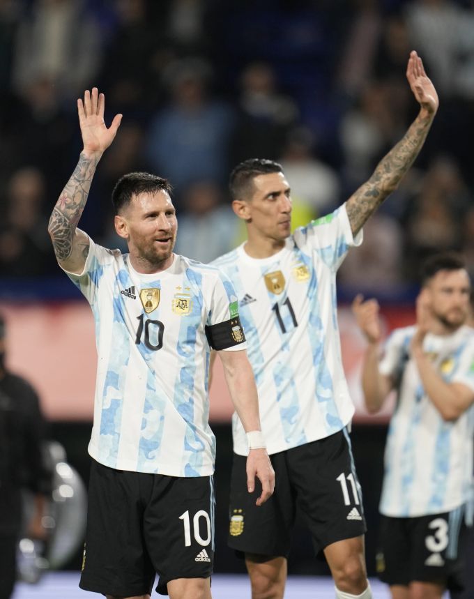 Lionel Messi (l.) mit seinem Teamkollegen Angel Di Maria (r.). Lionel Messi