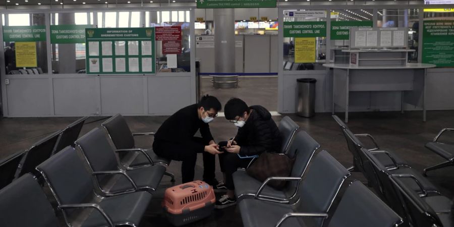 Reisende am Flughafen von Moskau im März 2020 – bevor der Ukraine-Krieg ausbrach.