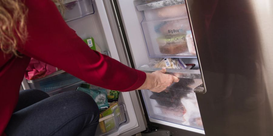 Frau Gefrierschrank offen