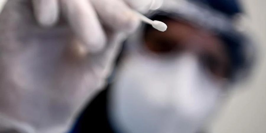 Innerhalb von sieben Tagen sind 2.366.691 PCR-Untersuchungen gemacht worden, vier Prozent weniger als in der Woche zuvor. Foto: Britta Pedersen/dpa