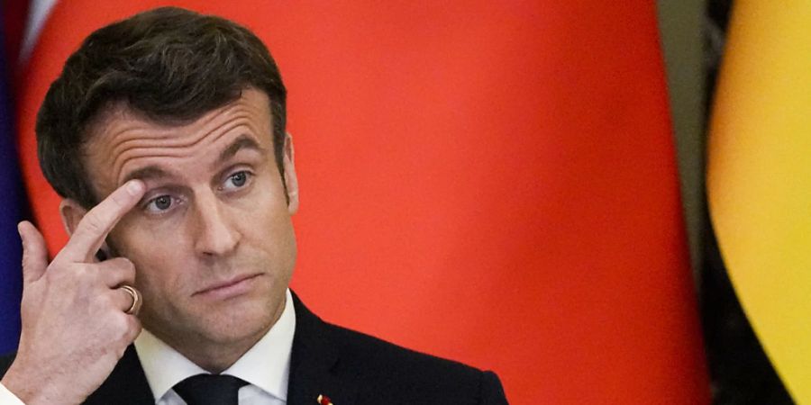 Frankreichs Staatschef Emmanuel Macron gestikuliert während einer Pressekonferenz. Der Élyséepalast teilte am Samstag mit, dass Macron Russlands Präsident Wladimir Putin gegenüber in einem Telefonat die Beunruhigung der europäischen Partner und Verbündeter in der Ukraine-Krise mitgeteilt hat. Foto: Efrem Lukatsky/AP/dpa