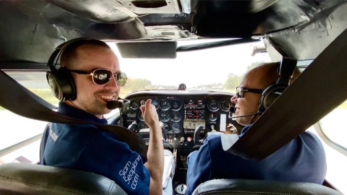 Alles in Ordnung im Cockpit des Wasserflugzeugs: Dennis Keller (links) hat den Flieger unter Kontrolle. Flugzeug Cockpit Piloten