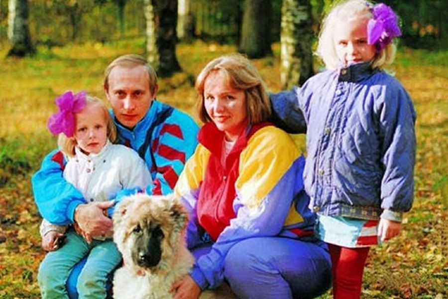 Dieses Familienfoto von Wladimir Putin zeigt ihn ganz gelassen mit seinen Töchtern (Aufnahme von circa 1990).