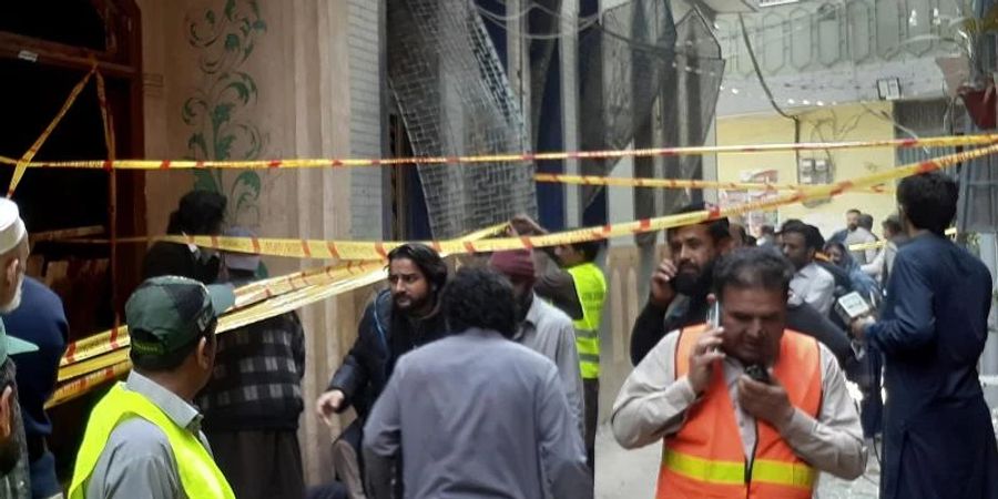 Rettungskräfte und Freiwillige versammeln sich am Ort der Bombenexplosion. Foto: Muhammad Sajjad/AP/dpa