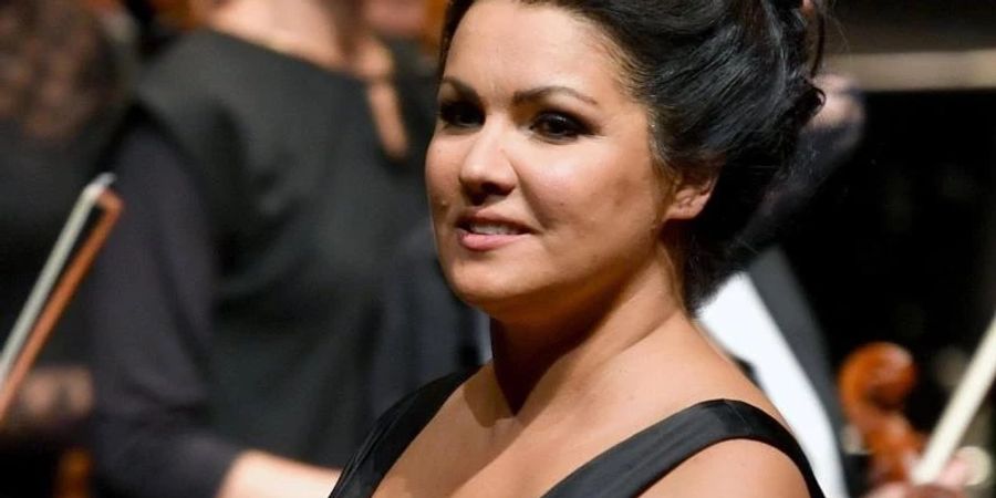 Anna Netrebko in der Rolle der Adriana Lecouvreur, beim Schlussapplaus nach der Premiere der Oper «Adriana Lecouvreur» im Rahmen der Salzburger Festspiele. Foto: Barbara Gindl/APA/dpa