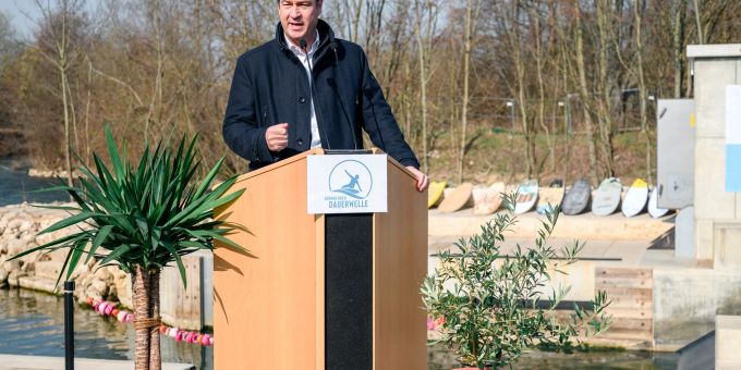 Ministerpräsident Markus Söder: Auch der Franke kann gut surfen. Ministerpräsident Markus Söder: Auch der Franke kann gut surfen.