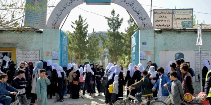 Afghanische Mädchen verlassen das Schulgebäude Afghanische Mädchen verlassen das Schulgebäude