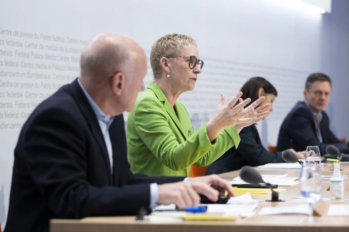 Miriam Behrens, Direktorin Schweizerische Fluechtlingshilfe SFH, Mitte, spricht neben Manuel Bessler, stellvertretender Direktor, Delegierter des Bundesrates fuer humanitaere Hilfe, Direktion fuer Entwicklung und Zusammenarbeit DEZA, links, Gaby Szoelloesy, Generalsekretaerin Konferenz der kantonalen Sozialdirektorinnen und Sozialdirektoren SODK, und David Keller, Leiter Krisenstab Asyl, Staatssekretariat fuer Migration SEM, waehrend einer Medienkonferenz zur aktuellen Situation des Krieges in der Ukraine und die Konsequenzen fuer die Schweiz, am Donnerstag, 24. Maerz 2022 in Bern. (KEYSTONE/Peter Klaunzer)
