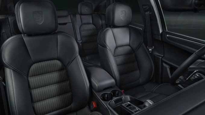 Feiner Zwirn trifft auf Fitnessstudio: Nadelstreifen auf Sportsitzen mit Kontrastnähten im Interieur des Porsche Macan T 2022 Porsche Macan T
