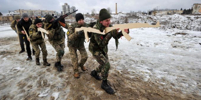 Ukrainer nehmen an einem offenen militärischen Training für Zivilisten teil. ukraine russland