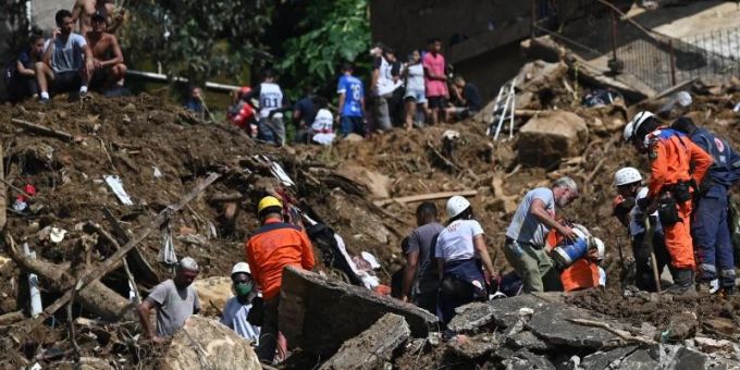 Rettungskräfte und Anwohner suchen nach Opfern in einem von Erdrutschen betroffenen Gebiet in Petrópolis. brasilien