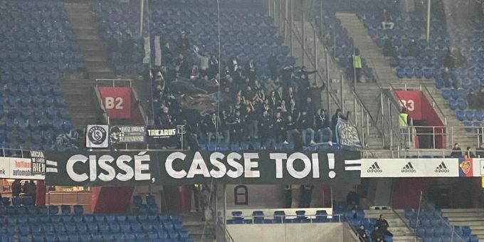 Die Lausanner Fans mit einer klaren Botschaft an ihren Sportchef. FC Basel Lausanne-Sport