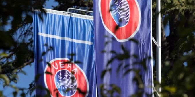 Flaggen mit dem Logo der Europäischen Fussball-Union wehen im Garten des Hauptquartiers der UEFA am Genfer See. Foto: Soeren Stache/dpa Flaggen mit dem Logo der Europäischen Fussball-Union wehen im Garten des Hauptquartiers der UEFA am Genfer See. Foto: Soeren Stache/dpa
