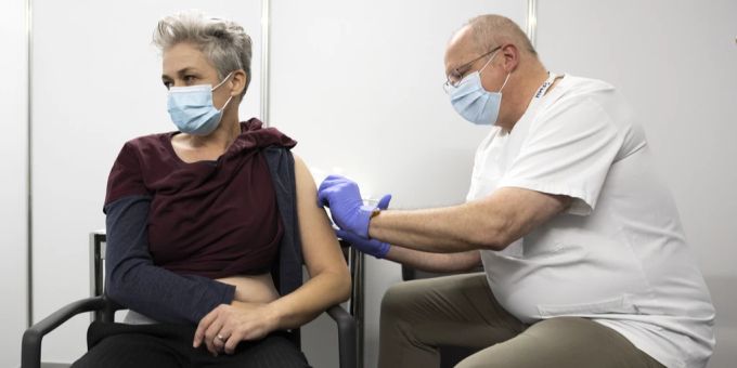 Jolanda Lüthi aus Herbligen erhält die Impfung im Impfzentrum Thun, am Montag, 17. Januar 2022. Coronavirus Impfung Booster