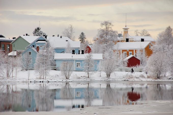 Mit etwas mehr als 200'000 Einwohnern ist Oulu die größte Stadt Nordfinnlands. See Eis, Schnee Häuser Holz bunt