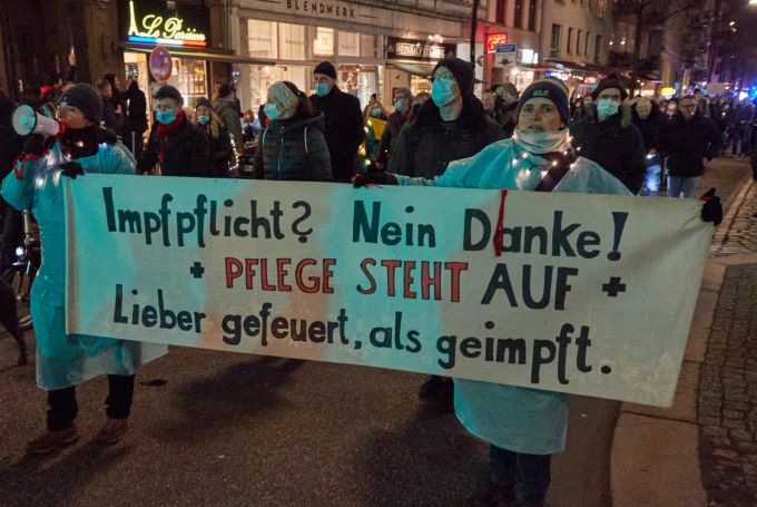 Pflegepersonal bei einer Demonstration gegen die Impfpflicht in Deutschland. Coronavirus