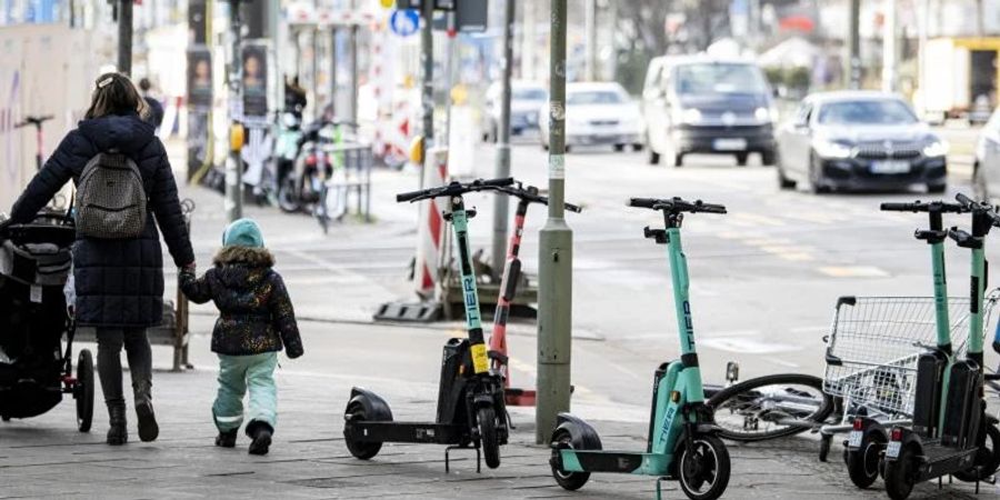 Immer mehr Studien zeigen, dass an den Umweltversprechen der E-Scooter-Anbieter nichts dran ist. Foto: Fabian Sommer/dpa