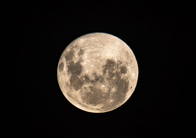 Der Mond ist rund 1000 mal so weit von der Erde entfernt wie die Internationale Raumstation ISS (408 km gegenüber 384 400 km). Reisen zum Mond und darüber hinaus brauchen entsprechend äusserst leistungsstarke Raketen; die dafür entwickelten SLS-Raketen und Orion-Kapseln sollen später auch Astronauten zum Mars bringen. sdf