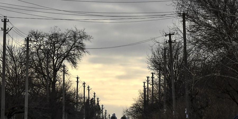 Ukrainische Soldaten patrouillieren eine Strasse im Dorf Werchnjotorezke in der Region Donezk im Osten der Ukraine. Die Entspannungsbemühungen im Ukraine-Konflikt laufen seit vergangener Woche auf Hochtouren, haben aber bislang keine greifbaren Ergebnisse gebracht. Foto: Andriy Andriyenko/AP/dpa