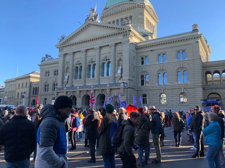 Der Protestzug versammelte sich auf dem Bundesplatz.