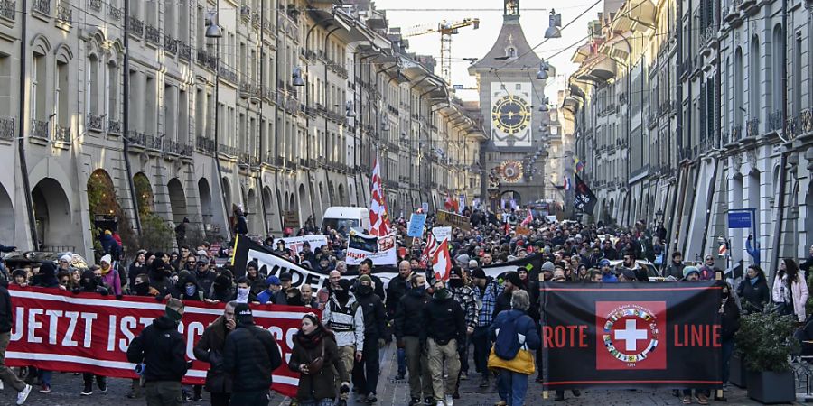 Protest gegen Corona-Massnahmen am Samstag in der Kramgasse in der Berner Altstadt.