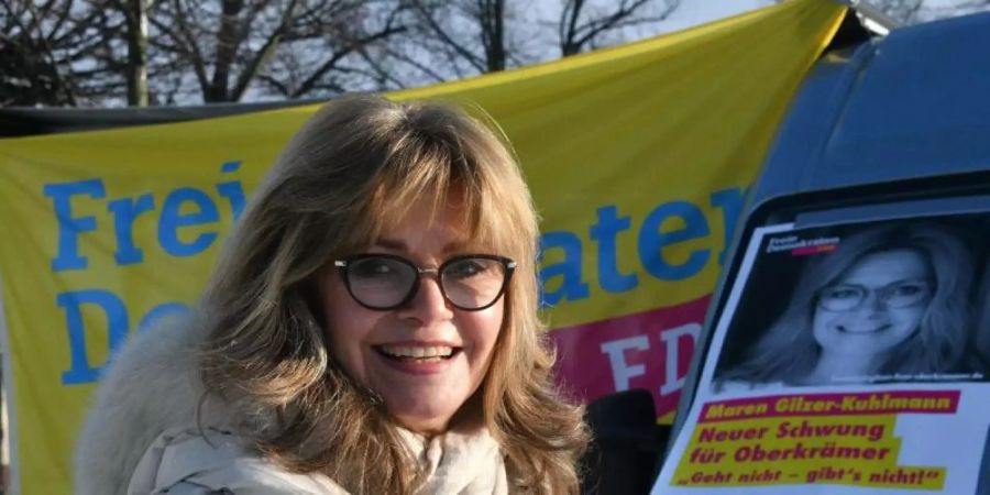 Maren Gilzer-Kuhlmann bei einem Wahlkampfauftritt vor ihrem Info-Mobil. Foto: Bernd Settnik/dpa