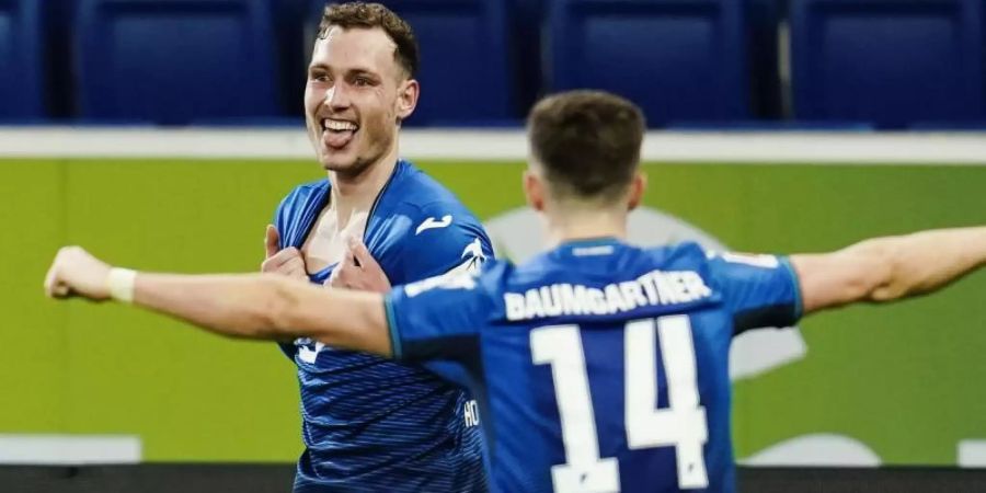 Hoffenheims Torschütze David Raum (l) jubelt mit Christoph Baumgartner über das Tor zum 3:1 gegen Augsburg. Foto: Uwe Anspach/dpa