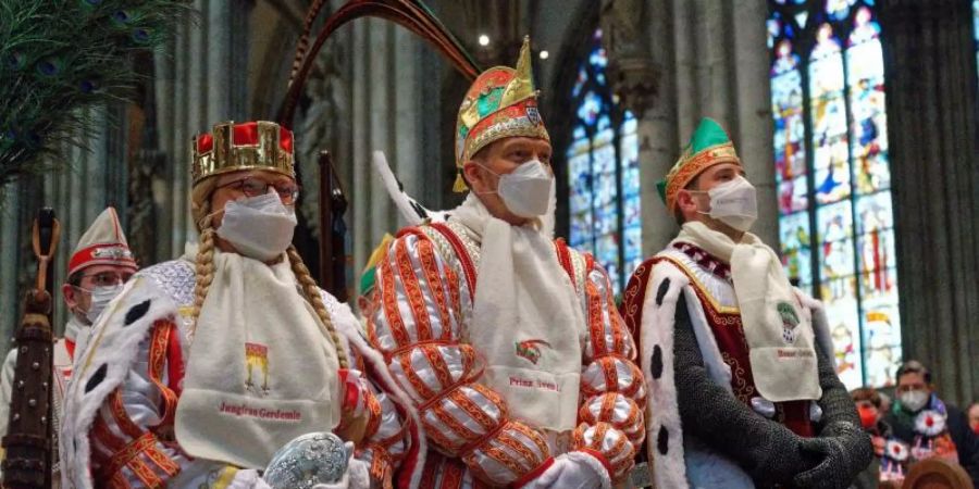 Die Mitglieder des Dreigestirns und des Kinderdreigestirns beim ökumenischen Gottesdienst für Kölner Karnevalisten im Dom. Foto: Henning Kaiser/dpa