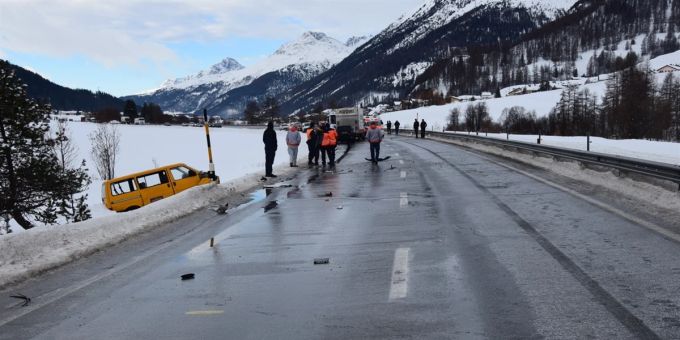 Verkehrsunfälle auf eisglatter Fahrbahn.