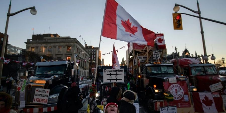 Demonstranten mit Kanada-Flagge in Ottawa