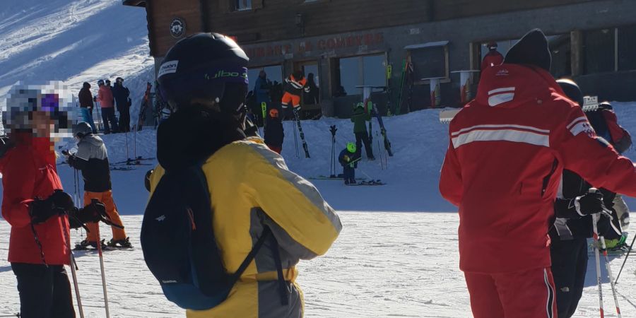 Während seine Schüler Helm tragen, fährt der Skilehrer ohne Kopfschutz.