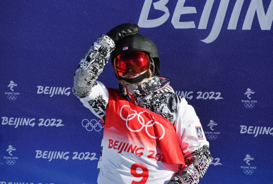 Im Slopestyle-Final klebte Julia Marino dann einen schwarzen Streifen über den Prada-Schriftzug.