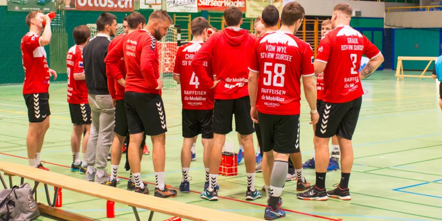 Im Timeout wird der Schlachtplan des BSV Rot - Weiss Sursee angepasst. - Sursee