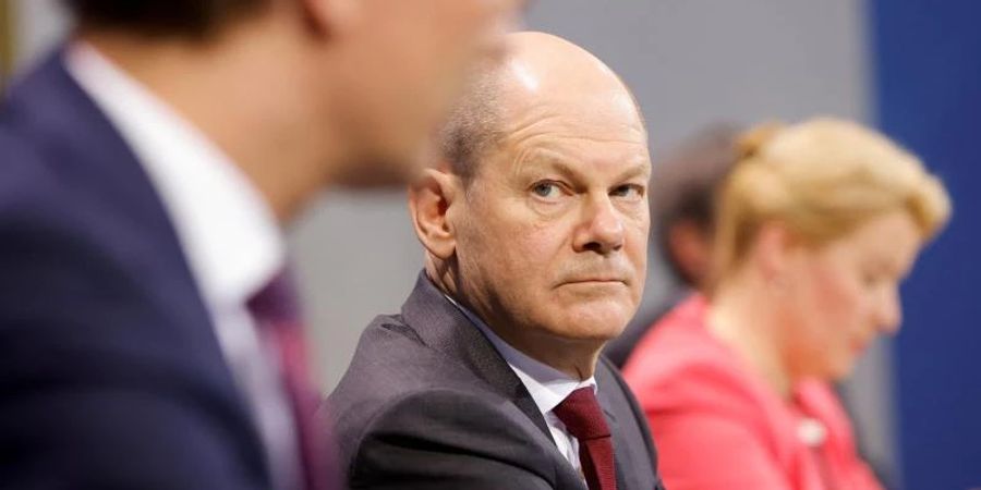Pk nach der Ministerpräsidentenkonferenz: Bundeskanzler Olaf Scholz zwischen dem NRW-Ministerpräsidenten Hendrik Wüst und der Bürgermeisterin Berlins Franziska Giffey. Foto: Michele Tantussi/Reuters/Pool/dpa