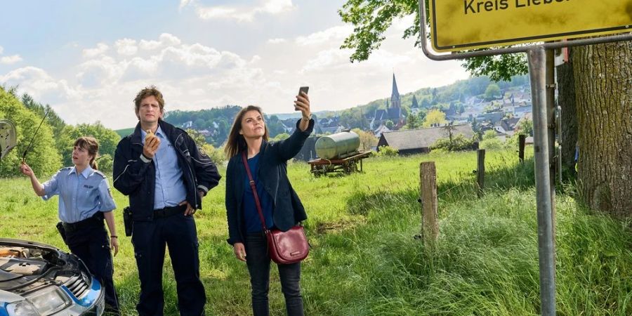 «Mord mit Aussicht»: In der Neuauflage der Crimecomedy-Serie aus der Eifel spielen Kommissarin Marie Gabler (Katharina Wackernagel, r.), Polizeiobermeister Heino Fuss (Sebastian Schwarz) und Kommissarsanwärterin Jennifer Dinkel (Eva Bühnen) die Hauptrollen.