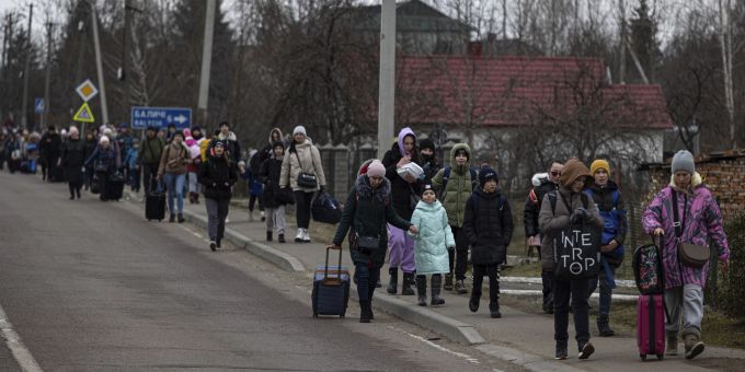 Flüchtlinge laufen in der Ukraine am 7. März 2022 einer Strasse entlang, (Symbolbild) Ukraine Krieg