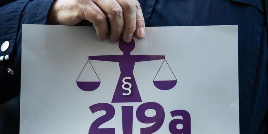 Ärztinnen und Ärzte sollen künftig über Schwangerschaftsabbrüche informieren können, ohne Strafverfolgung oder Stigmatisierung befürchten zu müssen. Foto: Silas Stein/dpa