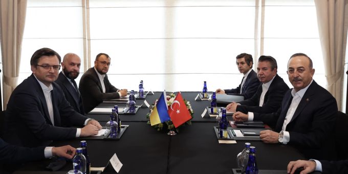 Der türkische Aussenminister Mevlut Cavusoglu (rechts) und sein ukrainischer Amtskollege Dmytro Kuleba (links) und ihre Delegationen vor ihrem Treffen mit dem russischen Aussenminister heute Donnerstag. Ukraine Krieg