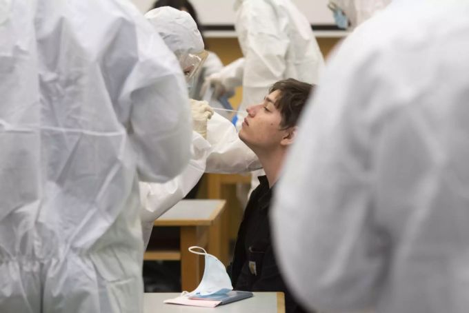 Ein Rekrut der Schweizer Armee lässt sich auf das Coronavirus testen, Juni 2020. Rekrut Rekrutenschule Coronavirus