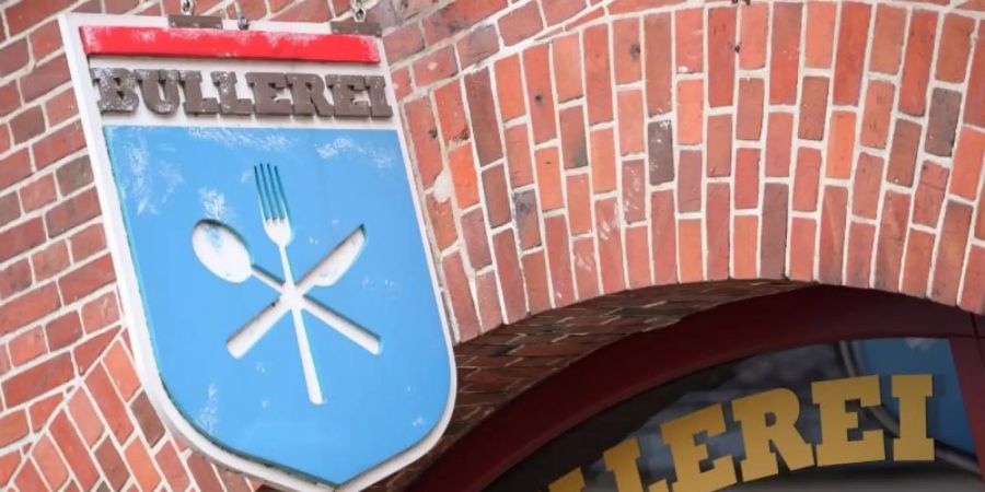 Der Eingang des Restaurants «Bullerei» von Hamburger Gastronom und Fernsehkoch Mälzer. Foto: Jonas Walzberg/dpa