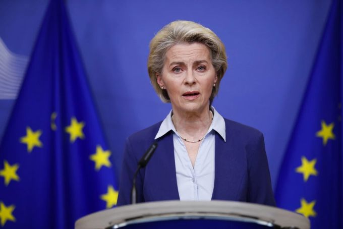 EU-Kommissionspräsidentin Ursula von der Leyen spricht an einer Medienkonferenz nach einer Krisensitzung der Aussenministern Europas. EU Sanktionen Russland