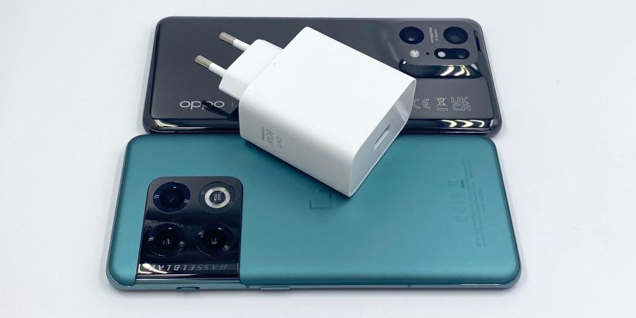 Dicker Brocken: Das Ladegerät von OnePlus 10 Pro und Oppo X5 Pro schafft bis zu 80 Watt und lädt beide Smartphones in unter einer Stunde voll auf.
