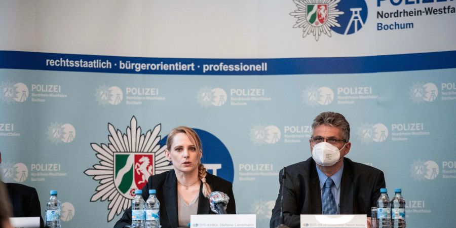 Stefanie Lienemann, die Leiterin der Ermittlungsgruppe, und Dietrich Stressig von der Staatsanwaltschaft Bochum informieren die Presse über die Festnahme der 33-jährigen Frau aus Herne.