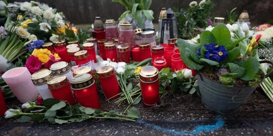 Kerzen und Blumen am Tatort, wo eine junge Polizistin und ihr Kollege bei einer Verkehrskontrolle erschossen wurden. Foto: Sebastian Gollnow/dpa