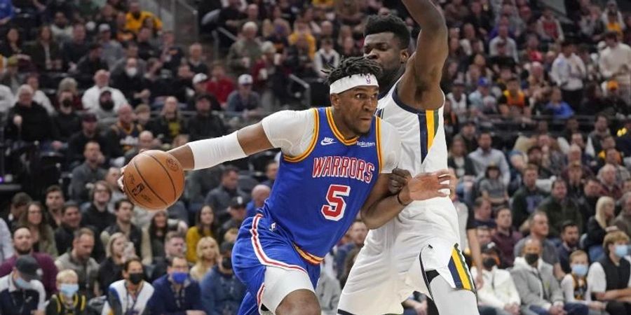 Warriors-Profi Kevon Looney (l) wird von Udoka Azubuike verteidigt. Foto: Rick Bowmer/AP/dpa