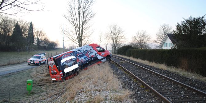 Ramsen: Lieferwagen-Bahndamm