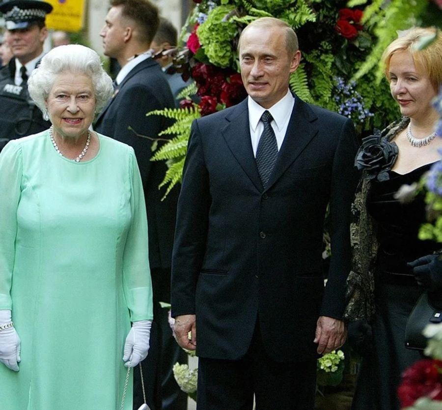 Queen Elizabeth mit Wladimir Putin und seiner Ex-Frau Ljudmila Putina.