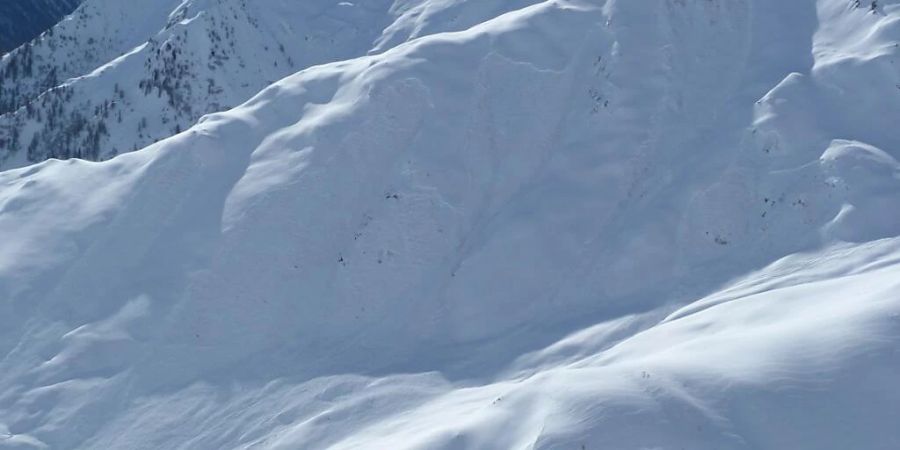 HANDOUT - Der Lawinenkegel nach einem Lawinenabgang an der tirolerisch-schweizerischen Grenze in Spiss (Bezirk Landeck). Foto: Unbekannt/POLIZEI TIROL/APA/dpa - ACHTUNG: Nur zur redaktionellen Verwendung im Zusammenhang mit der aktuellen Berichterstattung und nur mit vollständiger Nennung des vorstehenden Credits